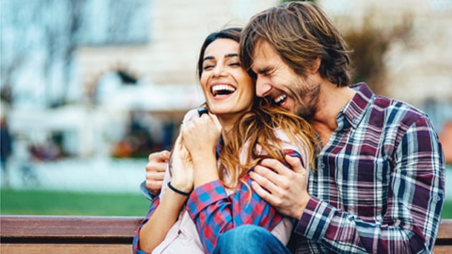 um casal feliz
