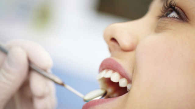 Menina no dentista em uma consulta
